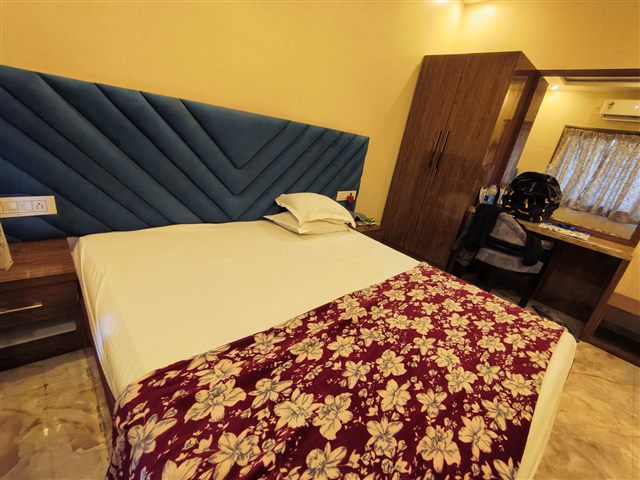 Deluxe guest room with upholstered headboard