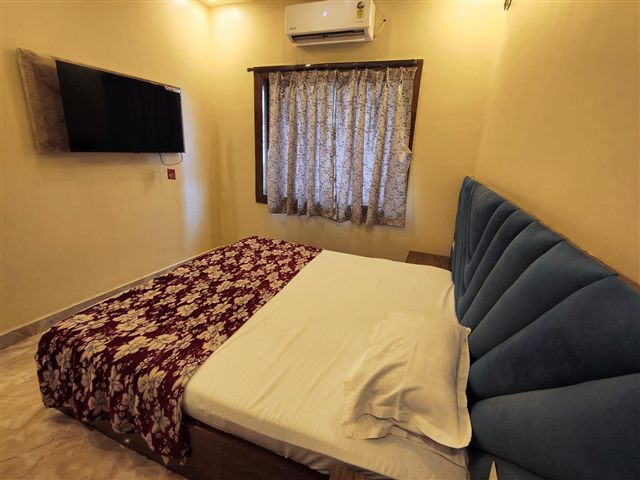 Guest room with bed, television and window
